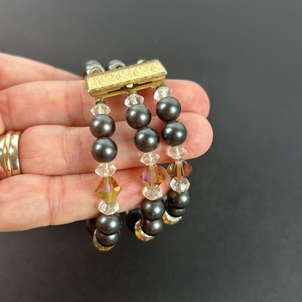 Vintage triple strand crystal faux pearl bracelet - Picture 3 of 7